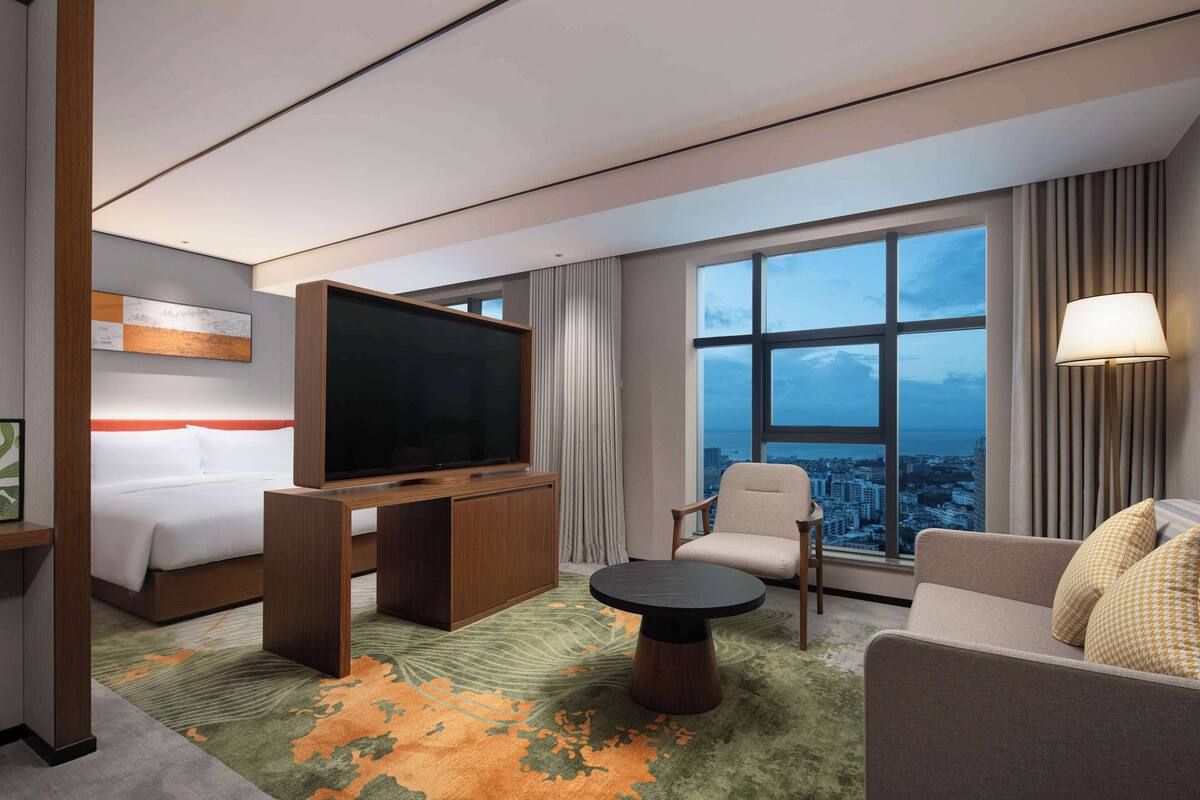 Deluxe Room, 1 King Bed | Living area
