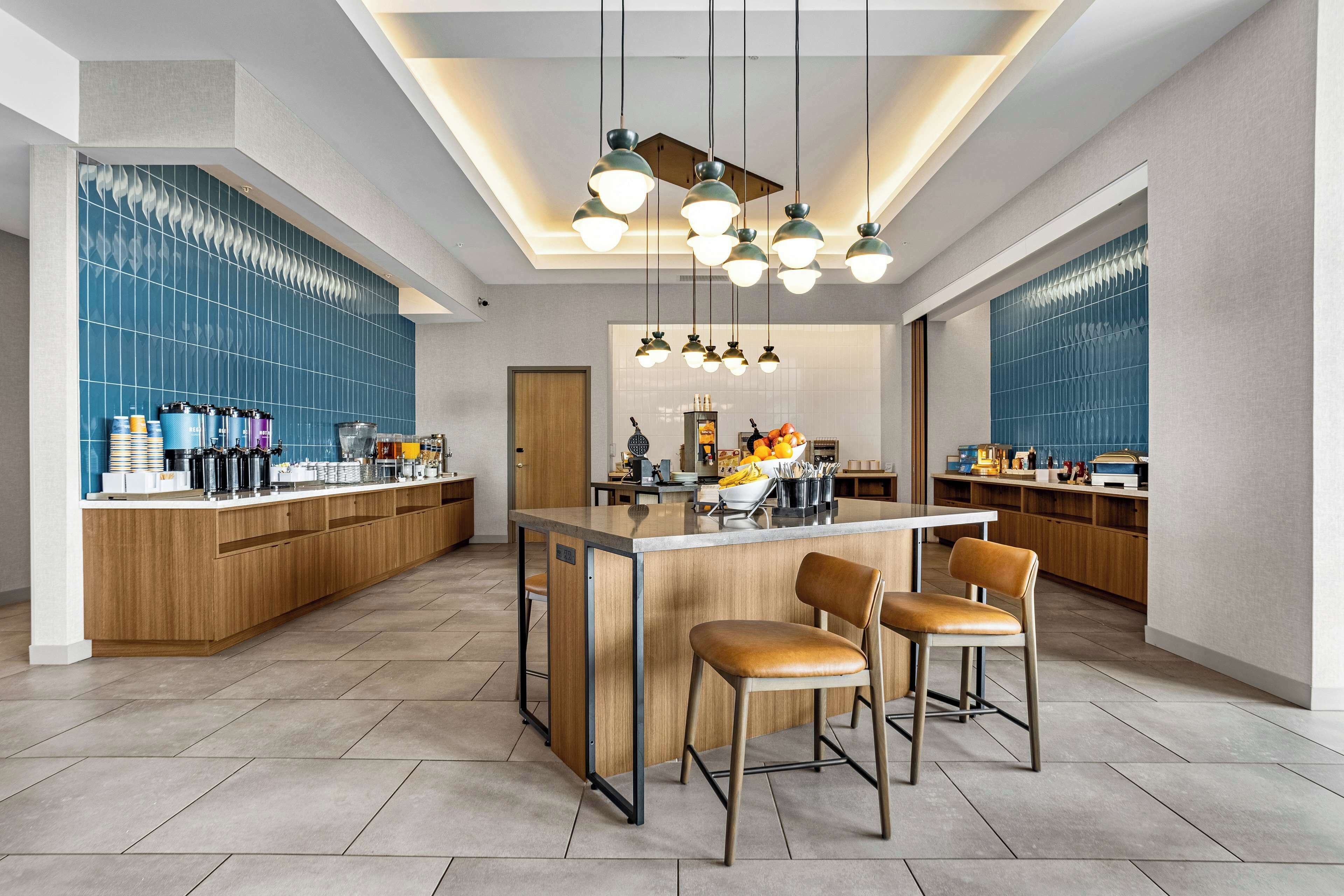 Café da manhã com buffet grátis todos os dias