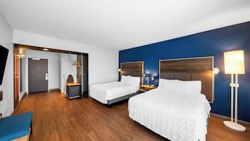 Habitación, 2 camas de matrimonio, accesible para personas con discapacidad, bañera | Tabla de planchar con plancha, wifi gratis, ropa de cama