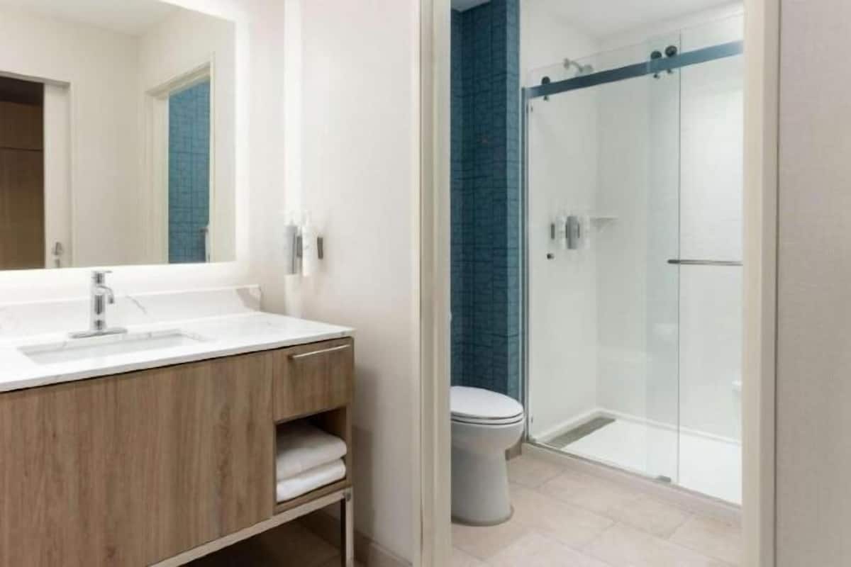 Designer toiletartikelen, een haardroger, handdoeken, zeep