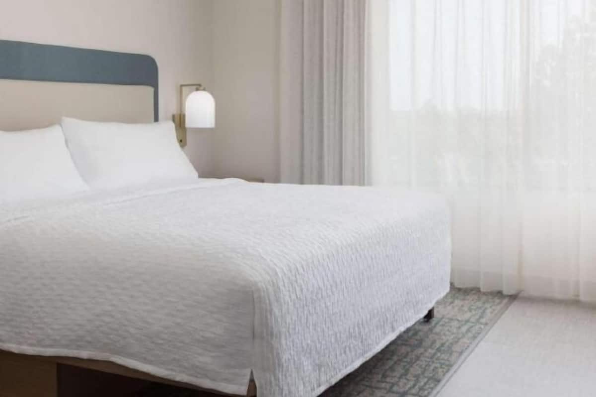 Donsdekens, een laptopwerkplek, verduisterende gordijnen