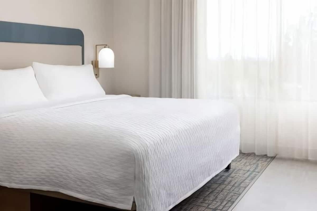 Daunenbettdecken, laptopgeeigneter Arbeitsplatz, Verdunkelungsvorhänge