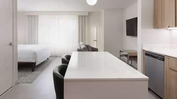 Dundyner, skrivebord for bærbar PC, blendingsgardiner og lydisolert