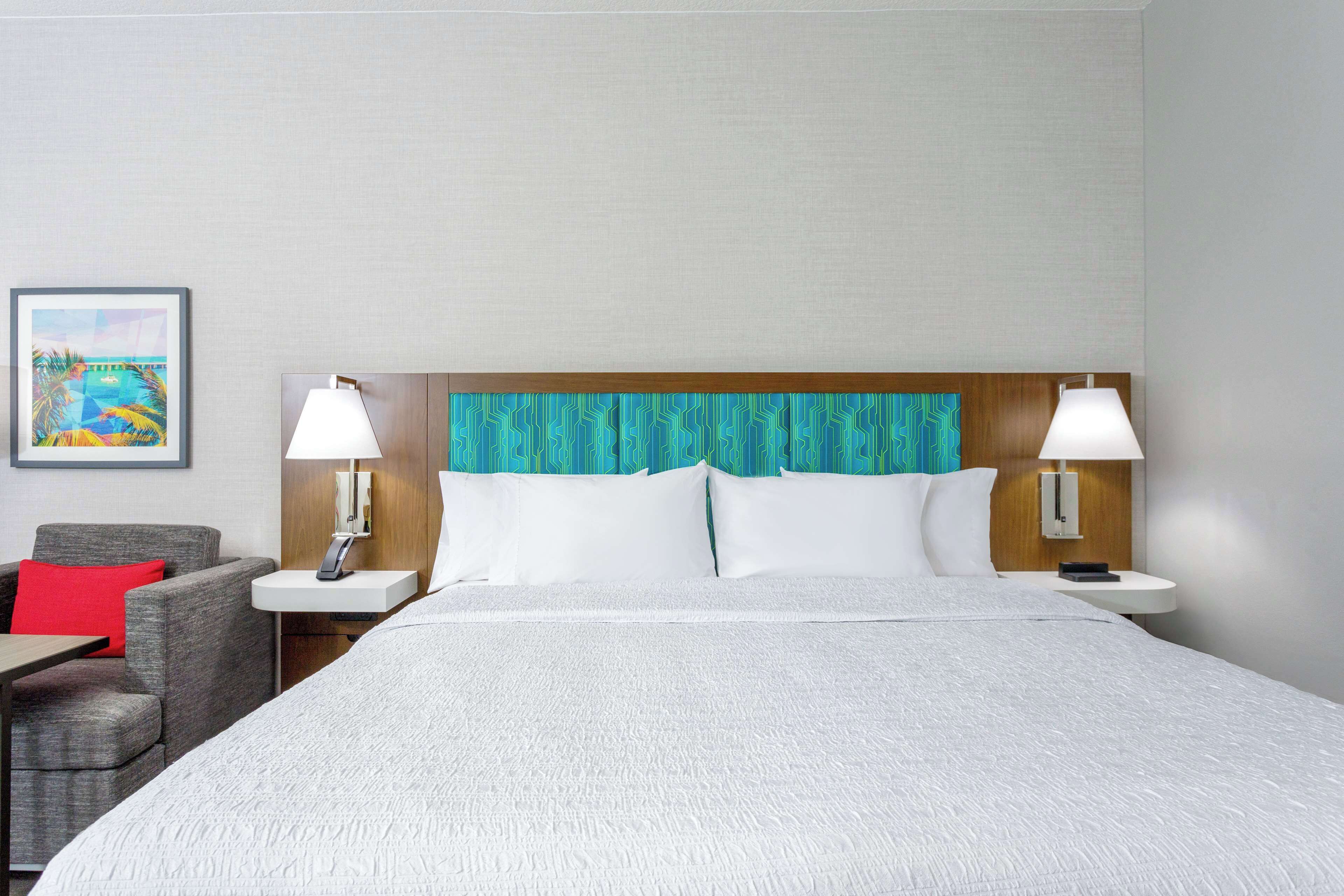 Cortinas blackout, wifi gratis y ropa de cama 