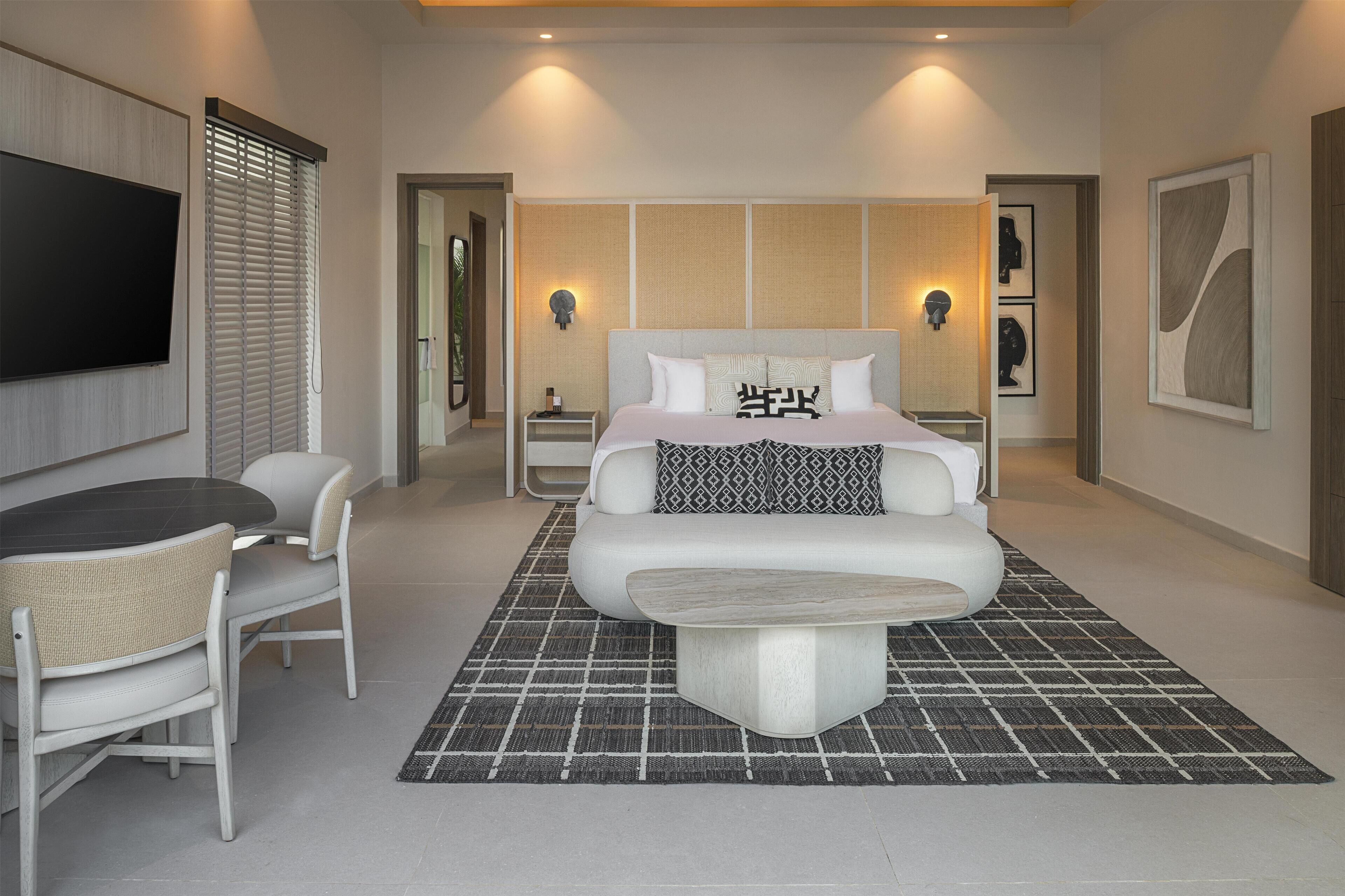 Suite, 1 Bedroom, Oceanfront (Club Azure, Bungalow, King) | Peralatan tempat tidur premium, bar mini percuma, peti besi dalam bilik 