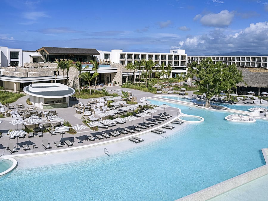3 piscines extérieures, maßtres-nageurs sur place