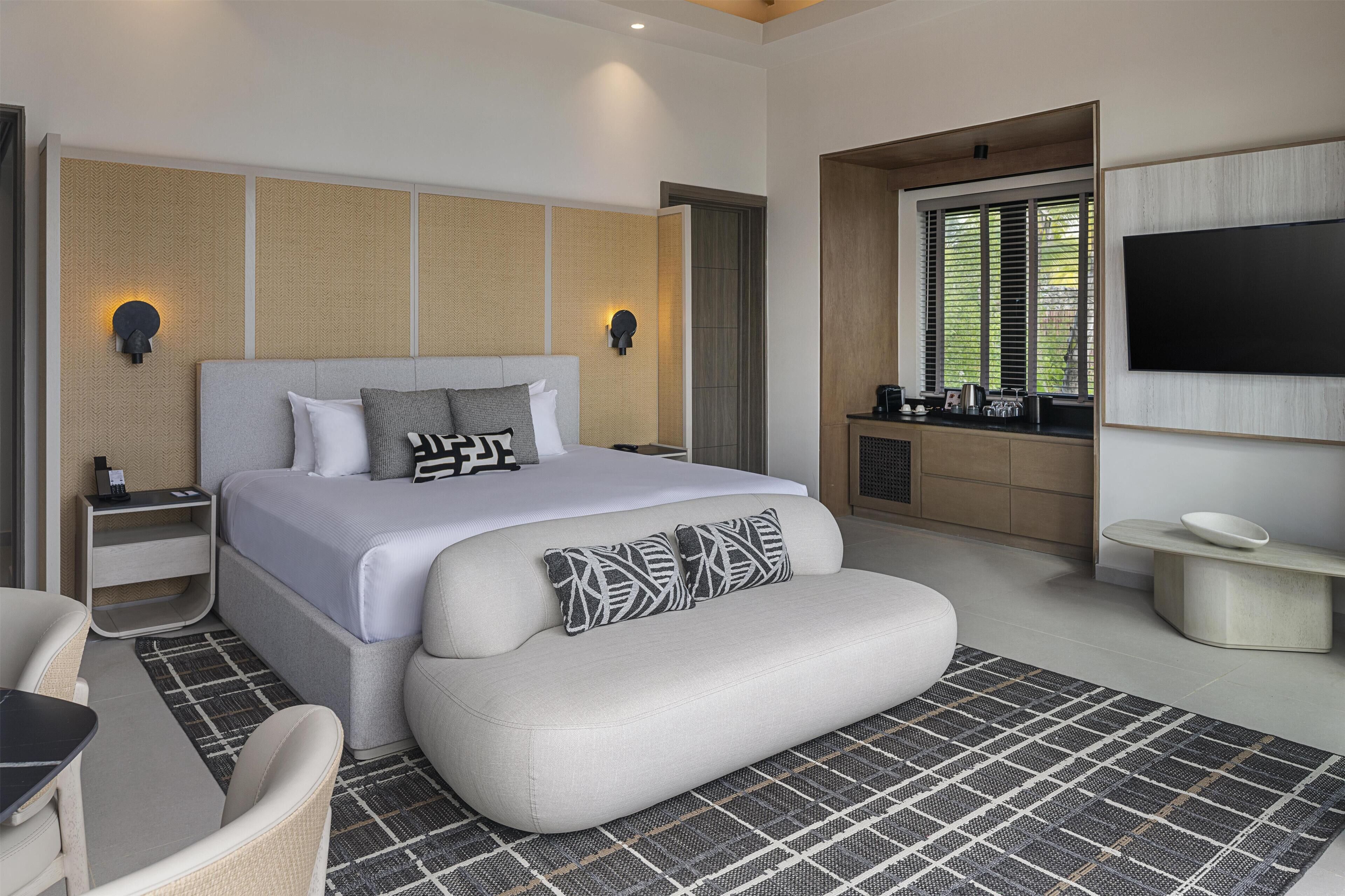 Studio Suite, 1 Katil Raja (King), Oceanfront (Club Azure, Bungalow) | Peralatan tempat tidur premium, bar mini percuma, peti besi dalam bilik 