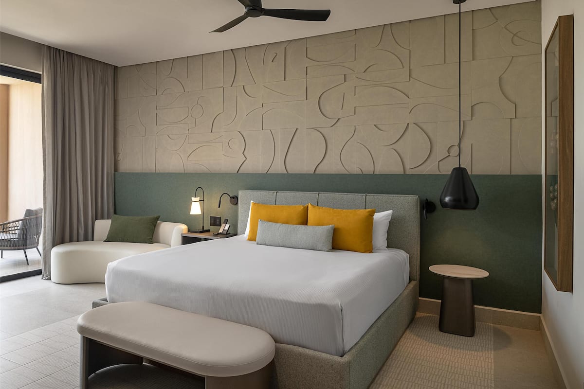 1 bedroom, premium bedding, free minibar, in-room safe