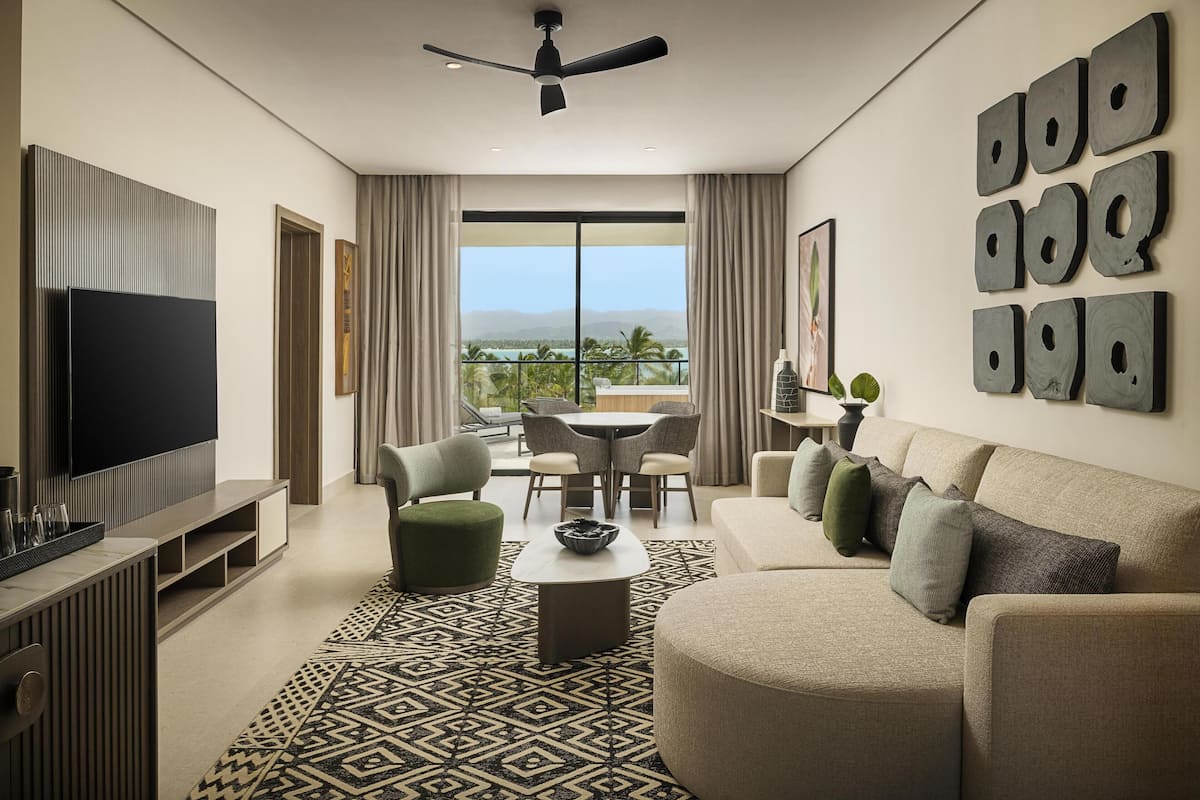 Suite, 1 soverom (Club Azure, Tropical View, King) | Oppholdsområde | En 50-tommers smart-TV med digitale kanaler