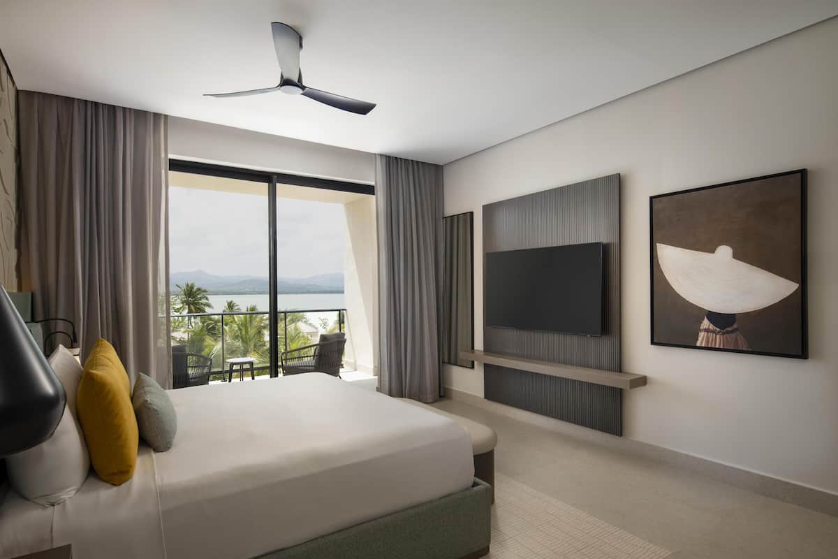 Premium bedding, free minibar, in-room safe, desk