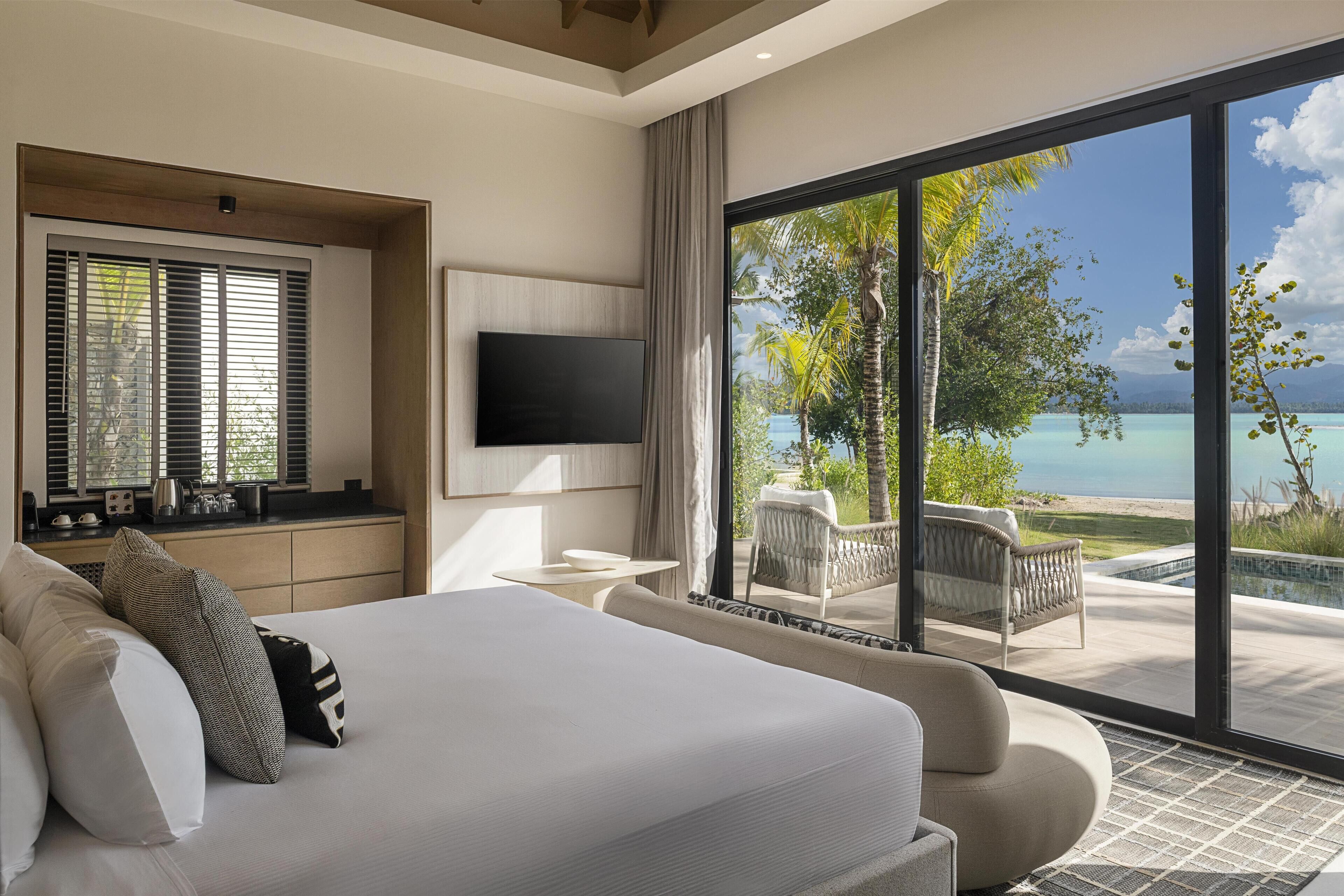 Studio suite, 1 kingsize bed, aan zee (Club Azure, Bungalow) | Luxe beddengoed, een gratis minibar, een kluis op de kamer, een bureau