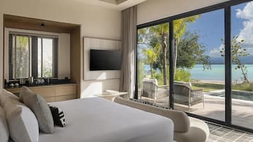 Studio suite, 1 kingsize bed, aan zee (Club Azure, Bungalow) | Luxe beddengoed, een gratis minibar, een kluis op de kamer, een bureau
