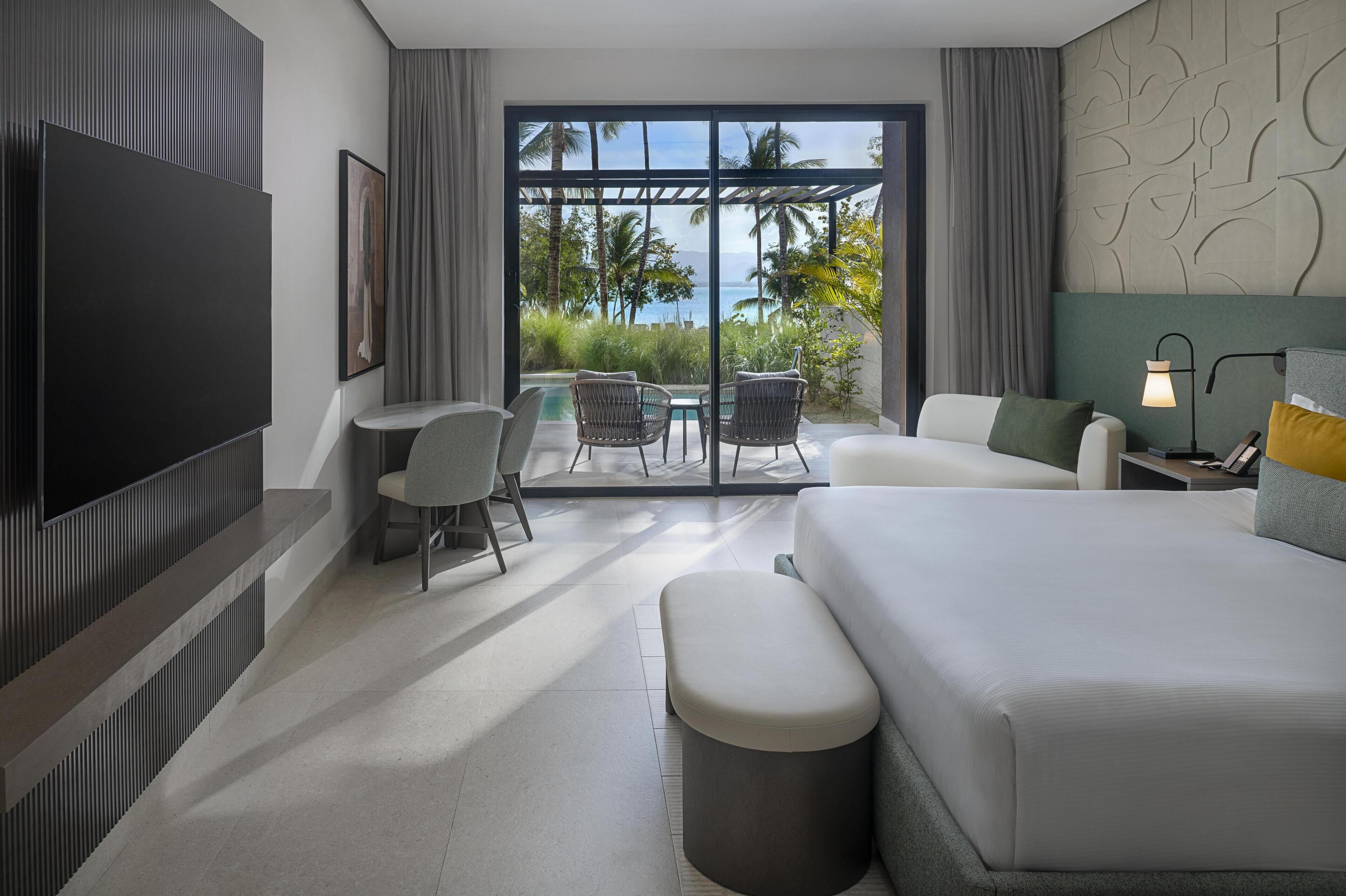 ห้องพัก, เตียงคิงไซส์ 1 เตียง, วิวชายหาด (Plunge Pool) | บริเวณนั่งเล่น | สมาร์ททีวี 50 นิ้ว พร้อมช่องดิจิตอล