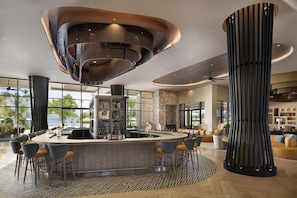6 Bars/Lounges