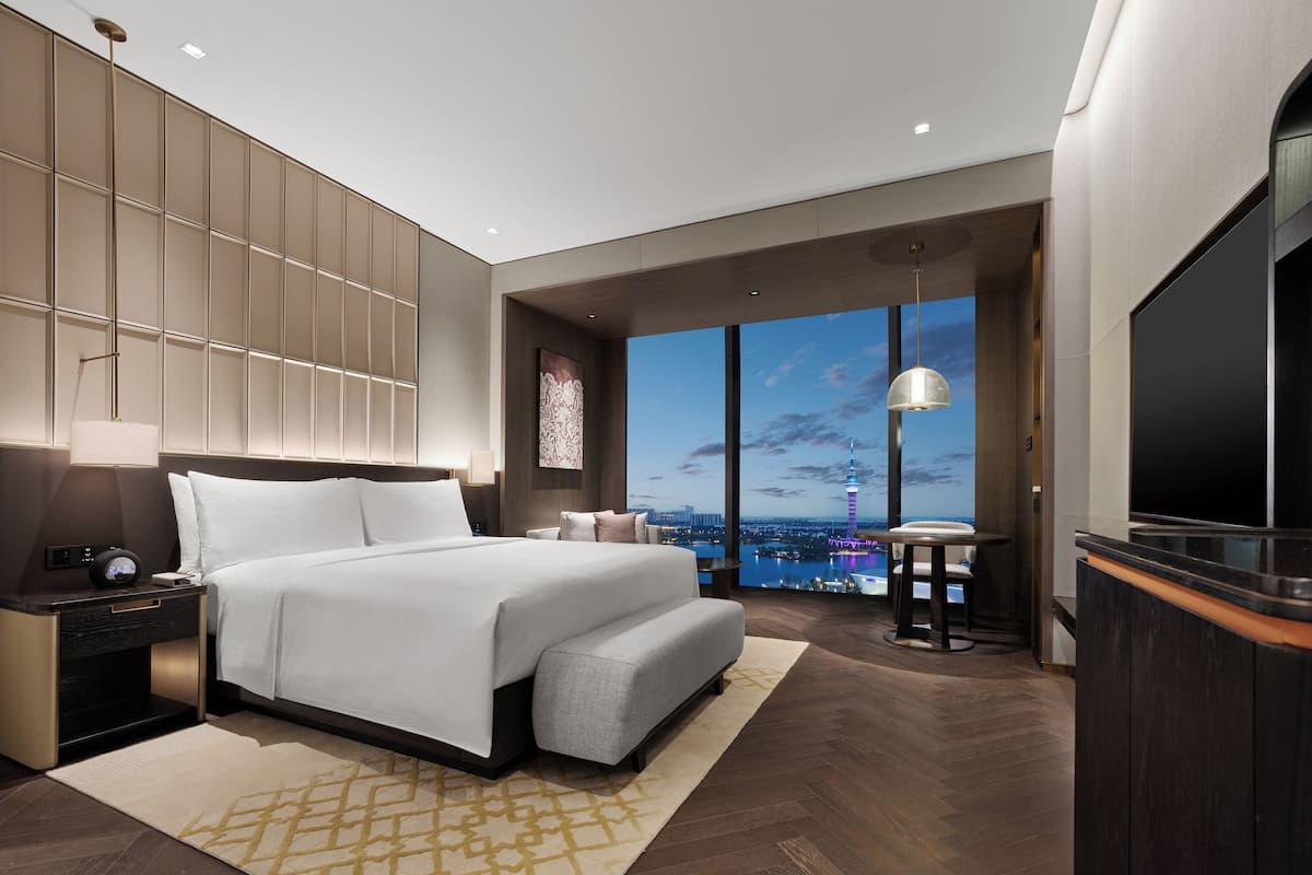 Premium bedding, down comforters, minibar, in-room safe