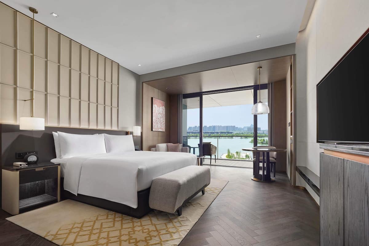 Premium bedding, down comforters, minibar, in-room safe