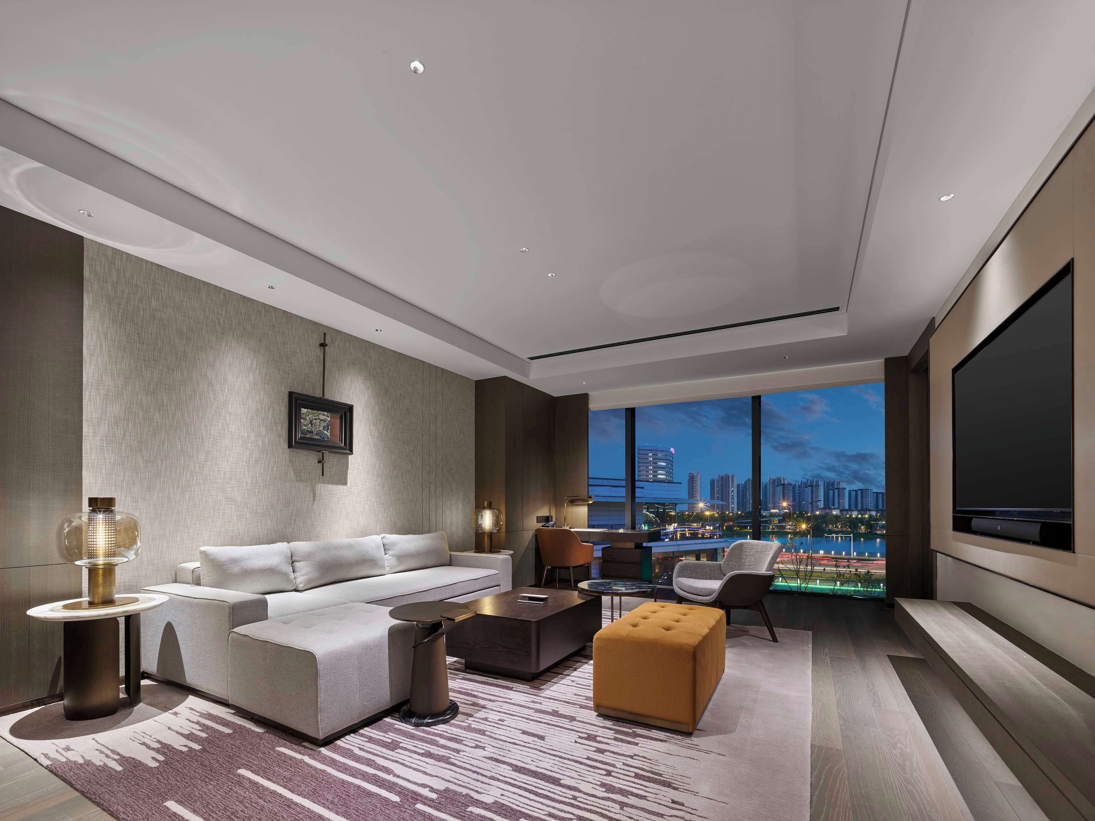 Suite Premium, 1 habitación | Zona de estar | Televisión de 65 pulgadas con canales por satélite