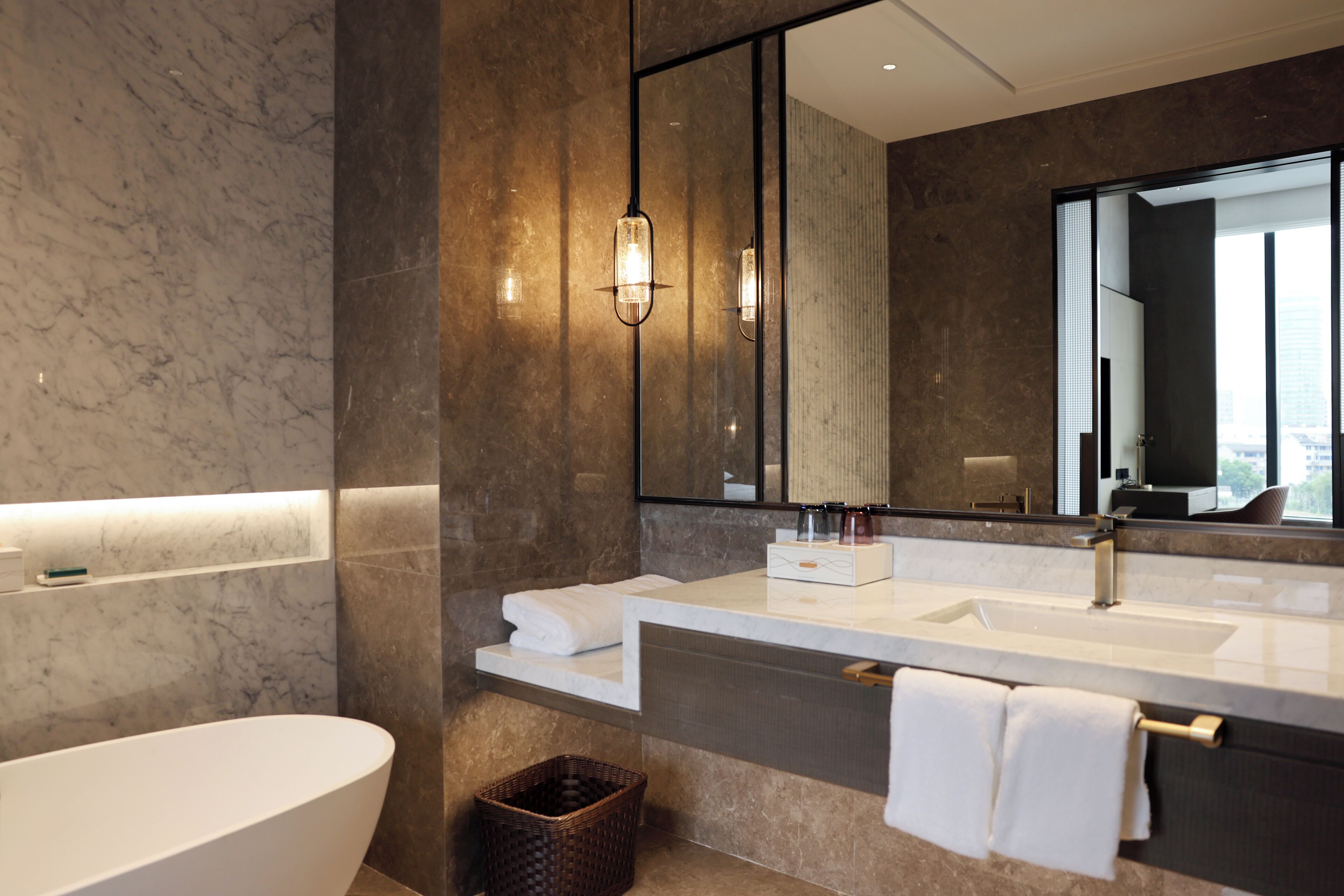 Suite Deluxe, 1 très grand lit | Salle de bain | Douche cascade, articles de toilette griffés, séchoir à cheveux