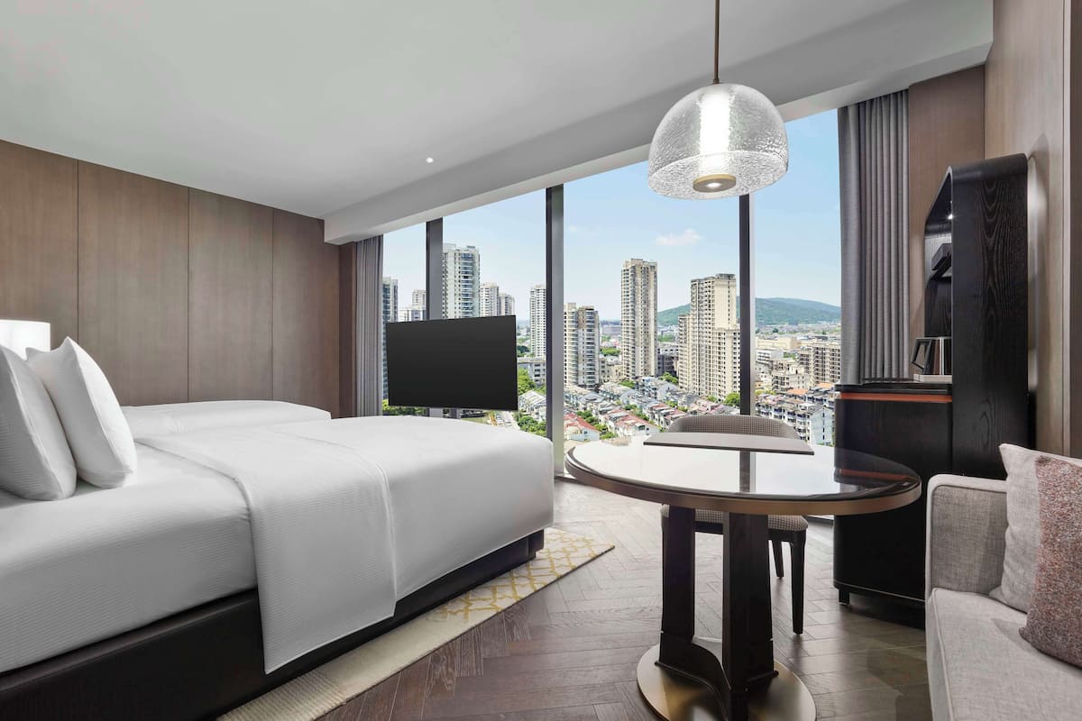 1 bedroom, premium bedding, down duvets, minibar