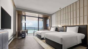 أغطية فراش متميزة وألحفة محشوة بالريش وميني بار وخزنة داخل الغرفة