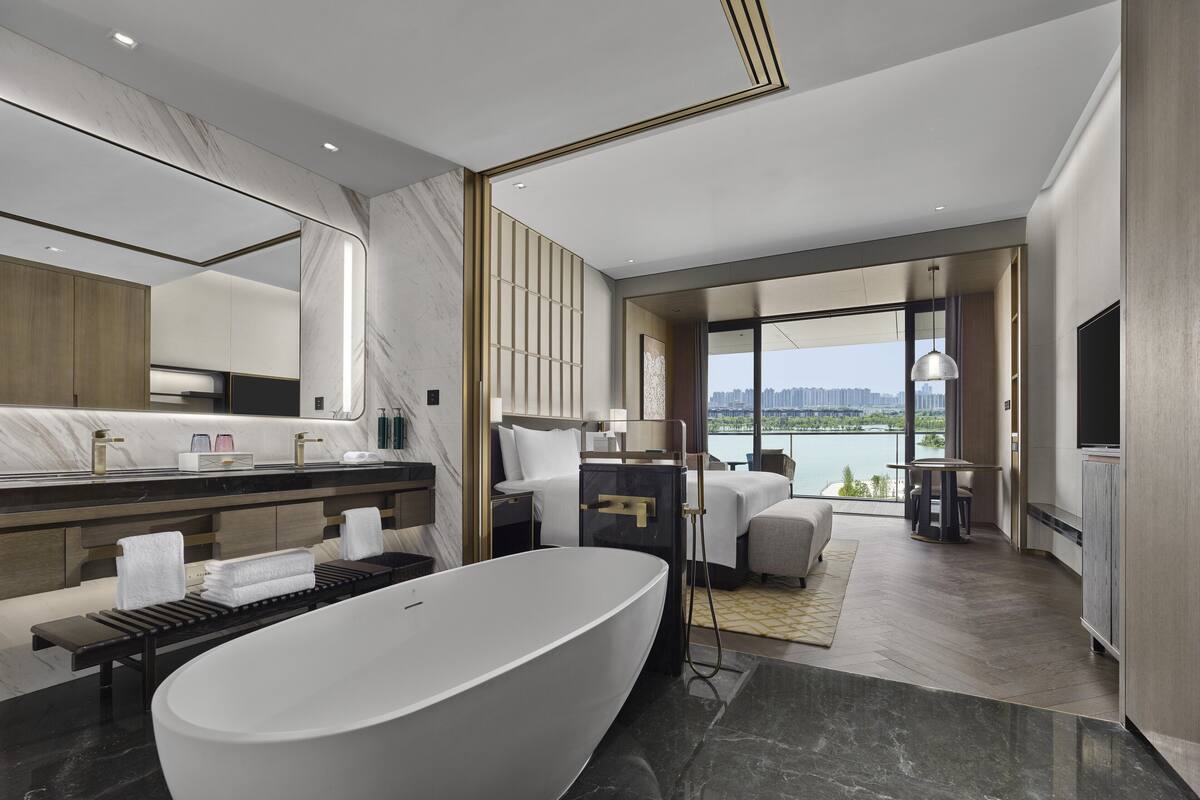 أغطية فراش متميزة وألحفة محشوة بالريش وميني بار وخزنة داخل الغرفة