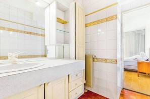 Secadora de cabello, toallas, jabón, shampoo 