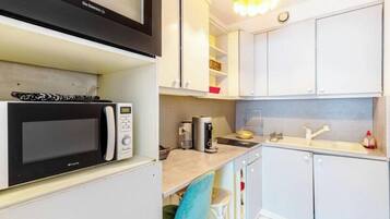 Køleskab, mikrobølgeovn, ovn, kogeplade