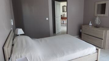 3 slaapkamers, een strijkplank/strijkijzer, wifi