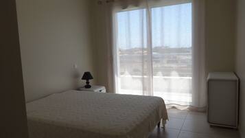 3 habitaciones, tabla de planchar con plancha y wifi