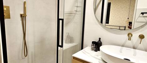 Secadora de cabello, toallas, jabón, papel de baño