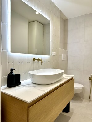 Een haardroger, handdoeken, zeep, toiletpapier