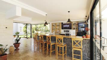 Bar junto a la piscina