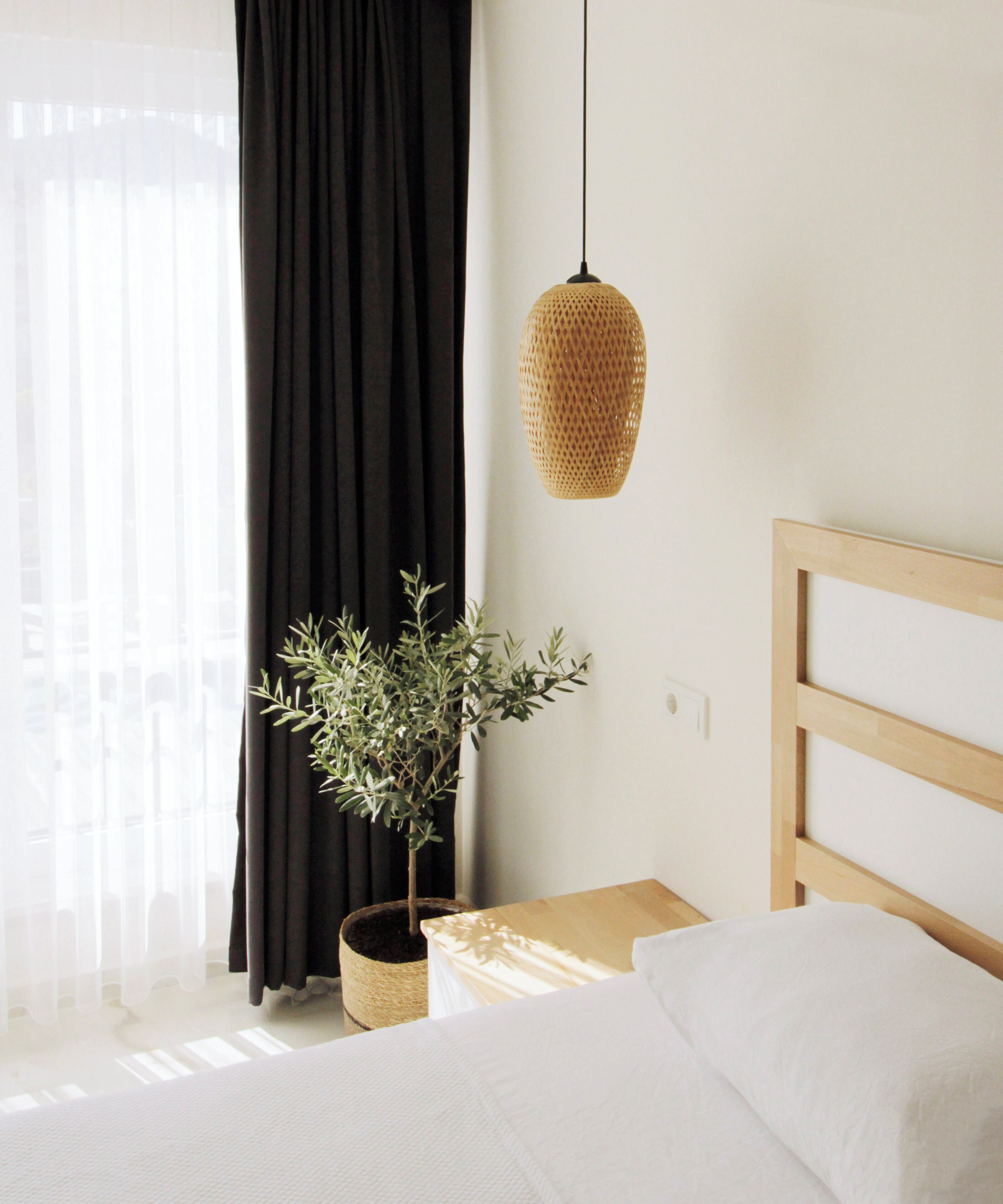 Minibar, espacio para trabajar con laptop, wifi gratis y ropa de cama 