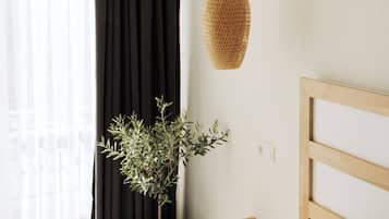 Minibar, espacio para trabajar con laptop, wifi gratis y ropa de cama