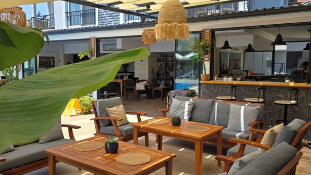 A spacious indoor seating area with wooden furniture, a ceiling with a geometric pattern, and a view of the outside. - Tufan Boutique Hotel & Apart (Ortaca)
