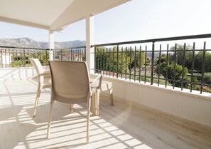 Minibar, espacio para trabajar con laptop, wifi gratis y ropa de cama 