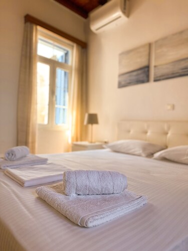 Tinos - House - Sleeps 5 - Pet Friendly - Parking