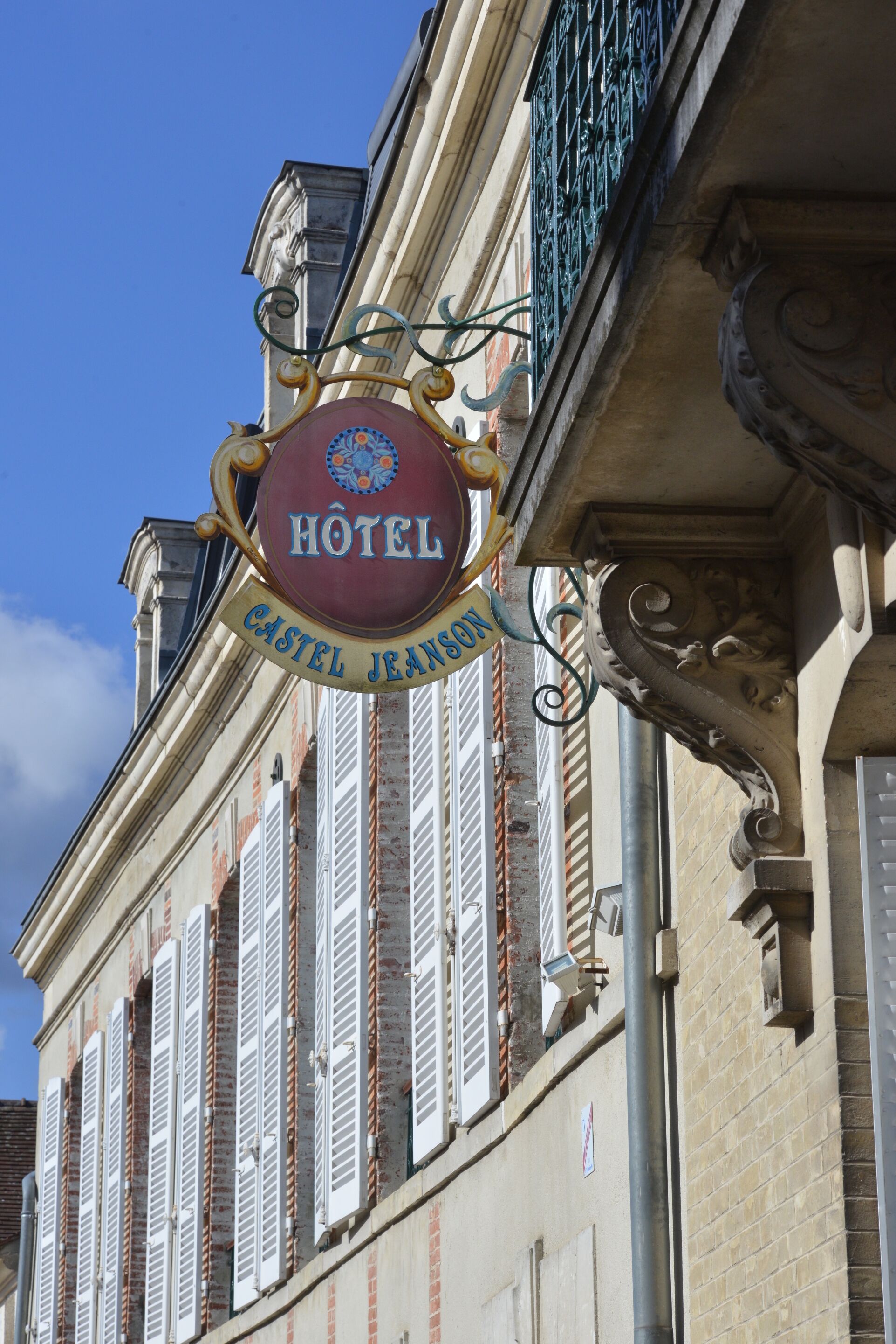 A hotel sign with "HOTEL CASTEL JEANSON" written on it.