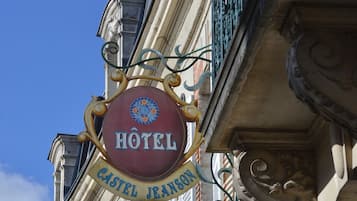 A hotel sign with "HOTEL CASTEL JEANSON" written on it.