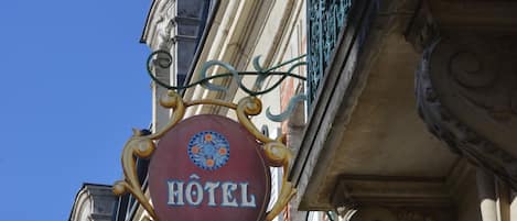 A hotel sign with "HOTEL CASTEL JEANSON" written on it.