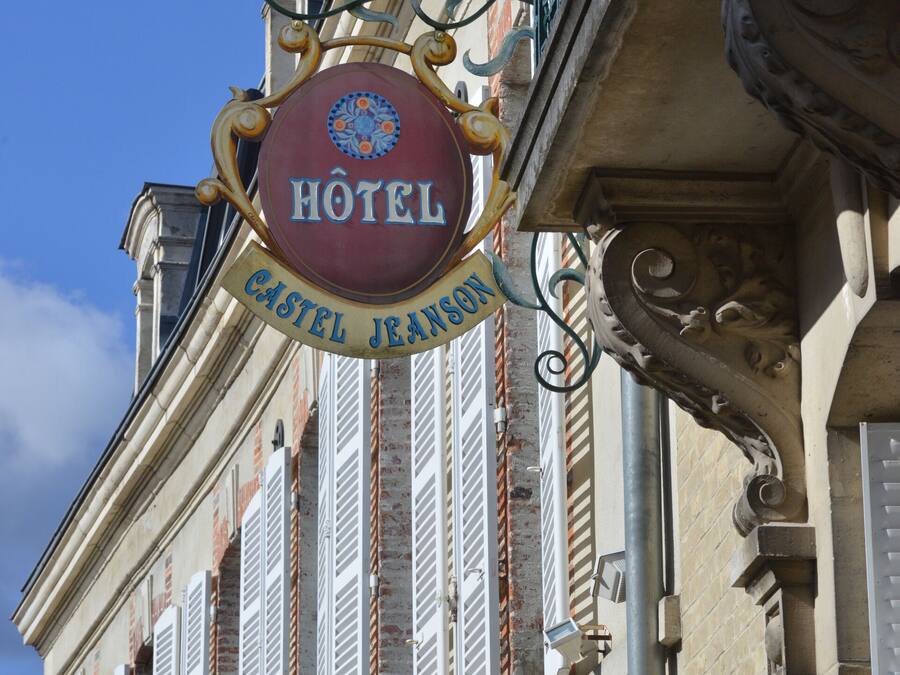 Een hotelschild met de tekst 'HOTEL CASTEL JEANSON'.