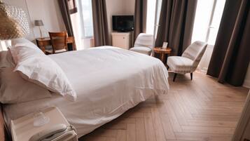 Habitación doble superior, baño en la habitación (Supérieure) | 1 habitación, caja de seguridad en la habitación y cortinas blackout