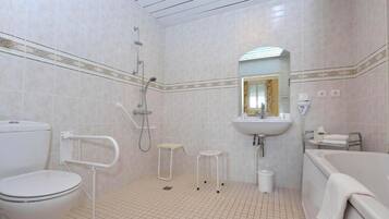 Un baño con inodoro, lavabo, ducha y bañera.