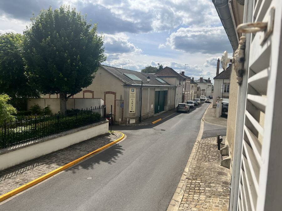 A street view with a hotel named 'Hotel Castle Eason' and a sign indicating a garage.