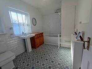 Serviettes fournies, papier toilette