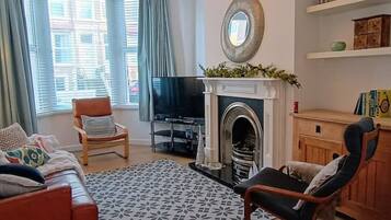 TV connectée, cheminée, livres