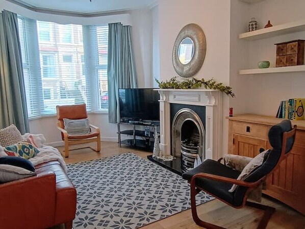 TV connectée, cheminée, livres