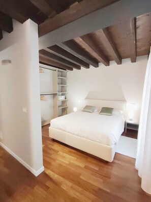 1 chambre, coffres-forts dans les chambres, bureau, lit parapluie