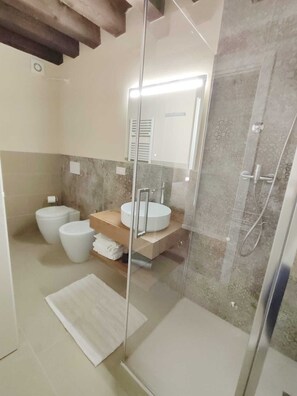 Dutxa, assecador de cabells, bidet i tovalloles 