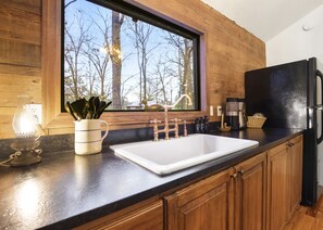 Coffee/tea maker, fridge, oven, stovetop